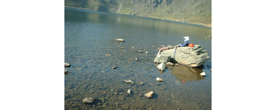 15_ Ben having a quick drink from Red Tarn before we set off_jpg